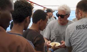 Migranti, Richard Gere fa la morale all'Italia. E Salvini: "Portali nelle tue ville"