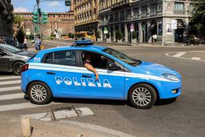 Milano, omicidio-suicidio. Uno morto accoltellato, l’altro impiccato