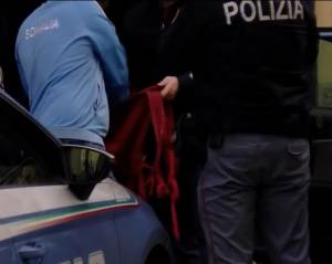 Rimini, gambiano con coccio di bottiglia ferisce e insegue 27enne