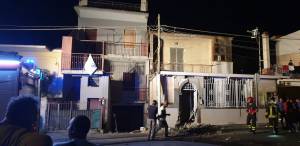 Napoli, esplode una bomba sotto un palazzo e ferisce un passante