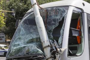 Roma, scontro fra un tram e una Bmw: 3 feriti