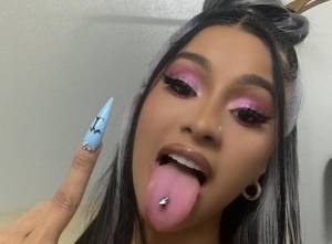 La foto di Cardi B con la flebo preoccupa i fan. Ha avuto un malore?