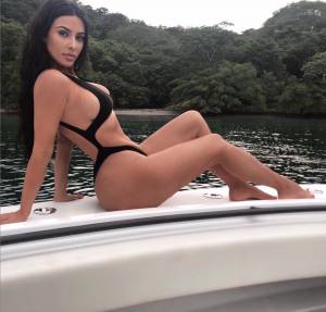Kim Kardashian, estate hot in foto