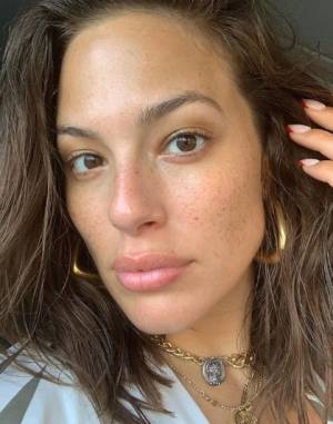 Ashley Graham mostra il pancione sui social