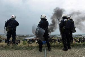 Migranti, la Grecia sotto assedio: confini blindati e via a espulsioni
