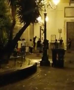 Follia nel centro storico di Napoli: baby gang mette in fuga presenti con atti vandalici