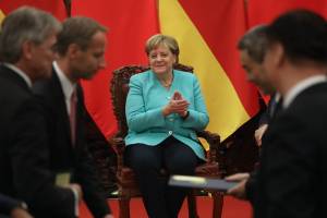 La Merkel scende a patti con la Cina per salvare l'economia tedesca
