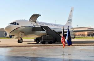 Cosa ci fa un aereo degli Usa in una base dell'aviazione russa?