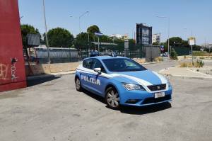 Ruba un'auto, sperona la polizia e fugge a piedi: "caccia" al ladro