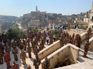 I Sassi di Matera "invasi" dall'esercito dei rifiuti