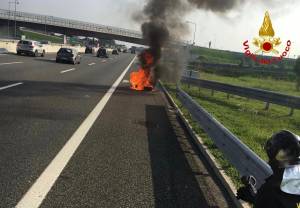 La moto prende fuoco in corsa: salvo il conducente