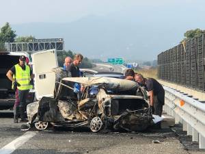 Tragedia in autostrada: padre e figlia morti nel rogo dell’auto