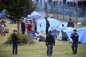 Francia, sgomberato campo migranti: "Troppa violenza"
