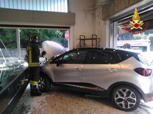 Varese, auto finisce in una panetteria