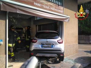 Nel Varesotto, auto finisce in una panetteria