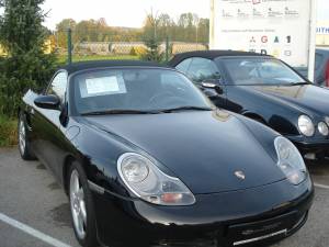 Incidente "domestico", fa manovra con la Porsche e rischia di perdere la gamba