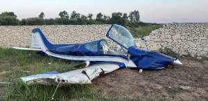 Tragedia sfiorata nel Leccese, aereo precipita contro un muretto a secco