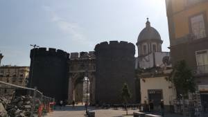 Napoli, a Porta Capuana con forbici e lamette: aggredisce due uomini e viene arrestato