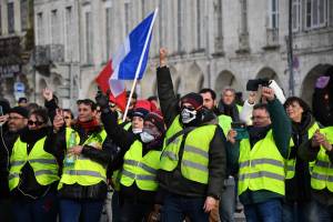 L'idea di Macron per accattivarsi i gilet gialli: liberalizzare l'alcol