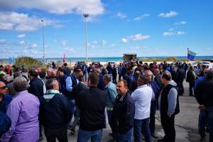 Lavoratori Blutec occupano la stazione: "Ora risposte concrete"