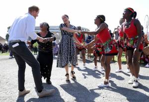 Il Principe Harry e Meghan ballano in strada dopo l'arrivo a Cape Town