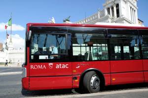 Roma, terrore sul bus: bulgara picchia donna e minaccia il figlio con forbici