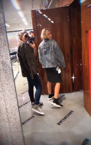 Wanda Nara fa shopping a Parigi con Alba Silva