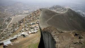 Il "muro della vergogna": la barriera che a Lima divide i ricchi dai poveri
