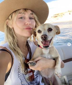 Miley Cyrus, il viaggio nel deserto: foto