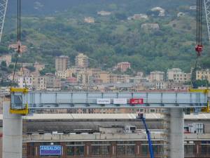 Genova, ponte pronto ma già bloccato