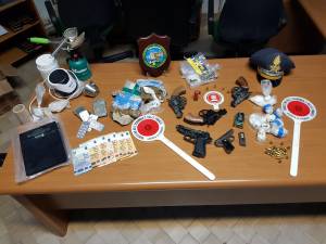Sequestrate armi, munizioni e droga in una carrozzeria di Lucera
