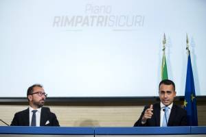 Migranti, il piano di Di Maio: "Rimpatri veloci verso 13 paesi"