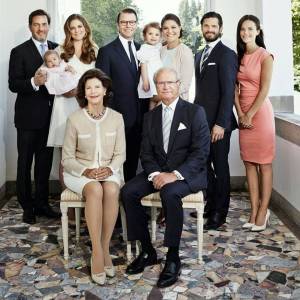 Svezia, il re non vuole pesare troppo sui contribuenti: tolto titolo (e privilegi) a cinque nipotini
