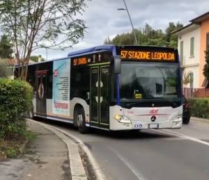 Firenze, gambiano cacciato dal bus attacca agenti e si getta a terra