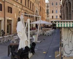 Perugia, marocchino pesta moglie in strada: intervengono i passanti