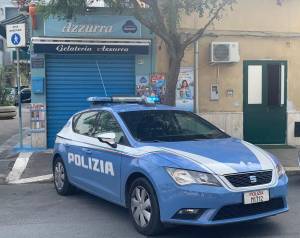 Pistola alla tempia di un dipendente, rapina una gelateria: arrestato