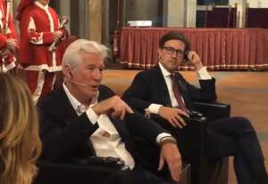 "Migranti, penso alle persone". Firenze premia il buonista Richard Gere