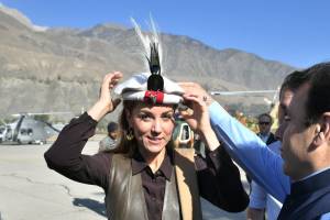 William e Kate coi ​copricapi tradizionali visitano il Chitral