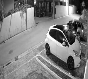 Così i delinquenti rubano le ruote delle automobili tra Napoli e Caserta