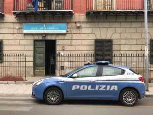 Picchiavano la madre per bere e fumare: arrestati i figli 