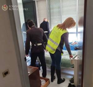 Bastogi, polizia locale sgombera appartamento occupato abusivamente da una coppia