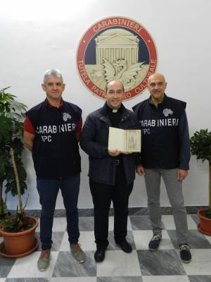 Era in vendita su una bancarella, carabinieri ritrovano manoscritto del 1580