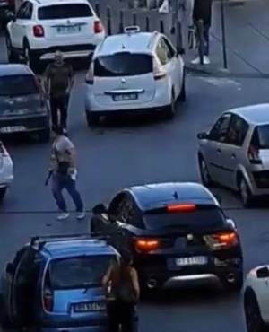 Rissa tra tassista e automobilista a Napoli: taxi preso a sprangate