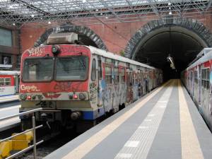 Lanciano per scherzo una pedana di legno contro il treno in corsa: sfiorata la tragedia