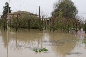 Pioggia incessante nel Napoletano: strade allagate, crolla un muro a Trecase