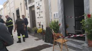 Cede il pavimento nel cimitero: madre e figlia cadono nell'ossario