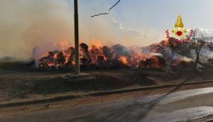 Cagliari, balle di fieno in fiamme: paura nell'azienda agricola