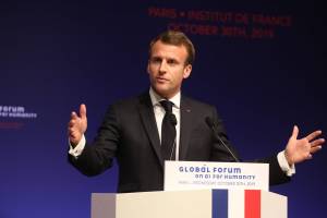 Macron, altre spese pazze tra auto blu e cene all'Eliseo