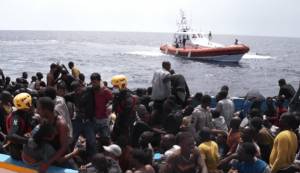 In arrivo altri 200 migranti: "Si trovano su mercantile italiano"