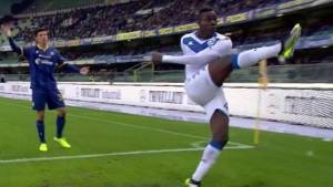 Cori razzisti a Verona, Balotelli calcia il pallone in curva e minaccia di abbandonare il campo